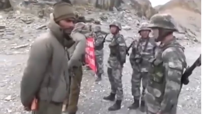 在中印边界对峙的两国军人(视频截图)