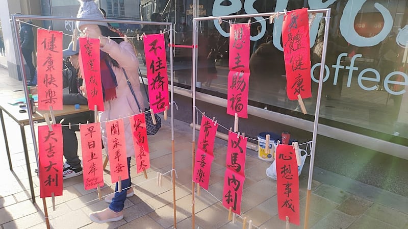 许丽明在英国雪菲尔市(Sheffield)成立的港人组织“Re-Water”,在农历新年期间举行活动,向当地人介绍“农历新年”和“中国新年”有何不同。 (“Re-Water”脸书图)