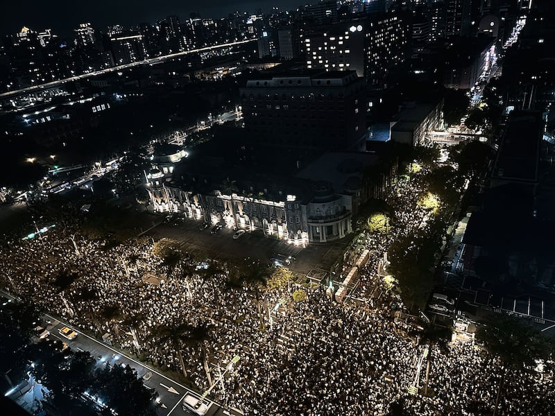 台北现场反国会扩权抗议群众,号称涌入十万人,仿佛十年前太阳花学运再现。(经济民主连合智库提供)