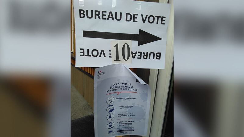 投票站为了安抚选民,依照卫生部的指示做了许多卫生防御措施。(蔡凌摄)