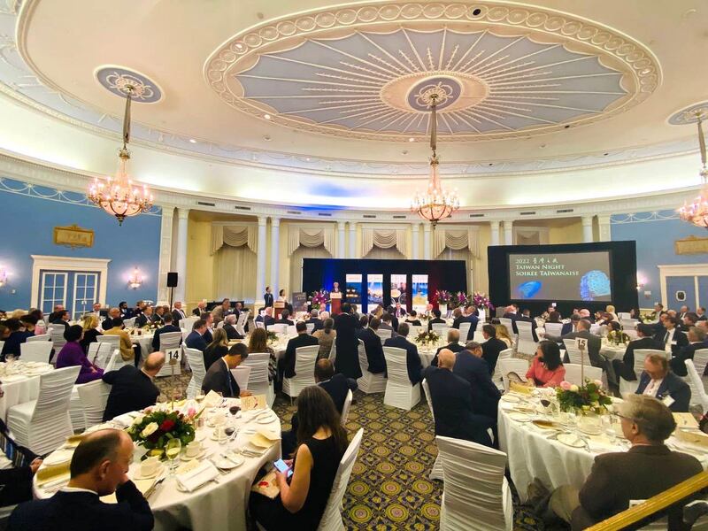 现场逾百人参加,晚会活动热闹温馨。 (驻加拿大台北经济文化代表处提供)