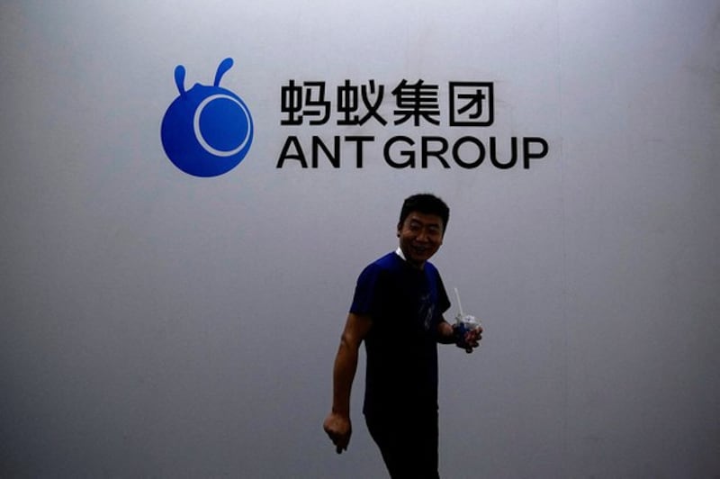 2023年7月6日，在上海举行的世界人工智能大会 (WAIC) 上，蚂蚁集团的标志。(路透社资料图片)