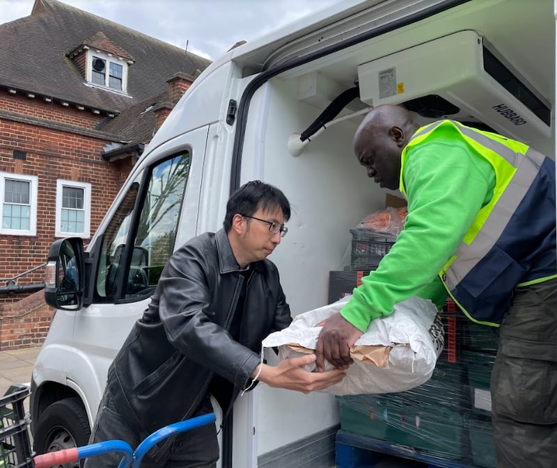 港人崔天成(Alex Chui)和一班港人义工每个星期都会到萨顿(Sutton)区一个本地慈善团体的中心做义工服务,把从农场运来的食物从货车卸下,再一份一份分好,让有需要人士领取。 (吕熙摄)