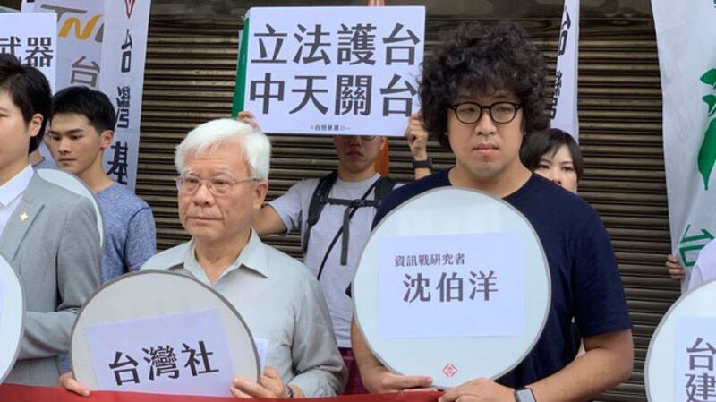 资讯战略学者沈伯洋(右一)表示,应透过立法将中国假新闻附注“中国制造”。(记者 黄春梅摄)