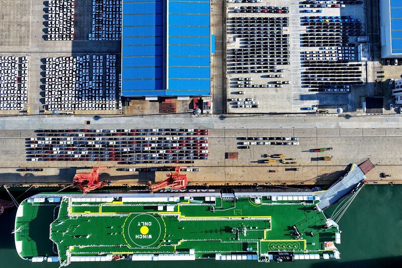 2024年7月29日，江苏省连云港港口的出口汽车在等待装船。(法新社)