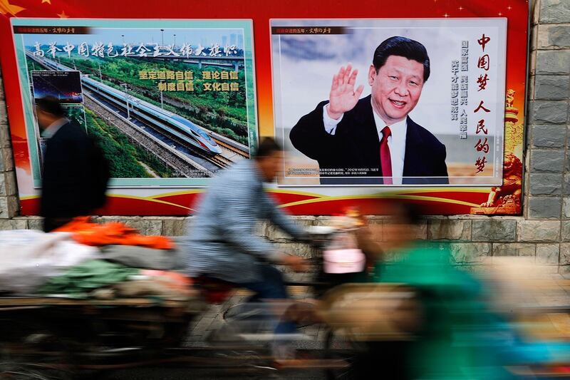 图为北京街道上宣传习近平的中国梦。(美联社)