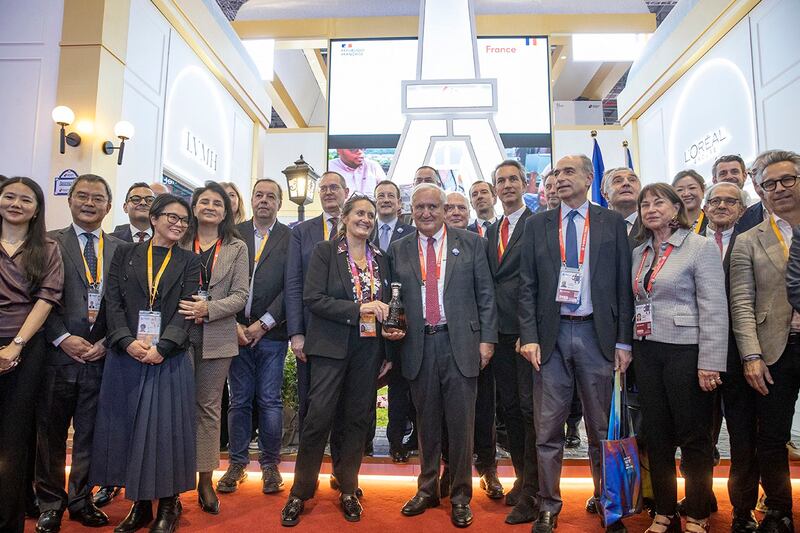 法国贸易部长普里马斯，11月5日造访了上海市中国国际进口博览会中的法国展场。(法新社图片)