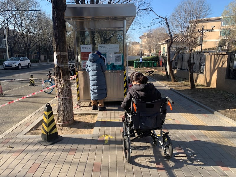 北京市朝阳区一居民坐着轮椅等待核酸筛查(网上截图/古亭提供)