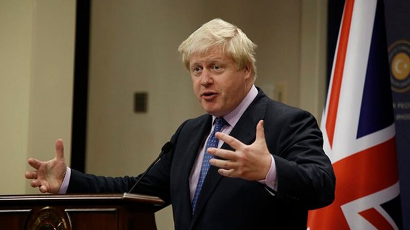 英国首相约翰逊表态，全力支持为维吾尔族穆斯林发声而遭到中国制裁的英国国会议员和其他人士。（AP）