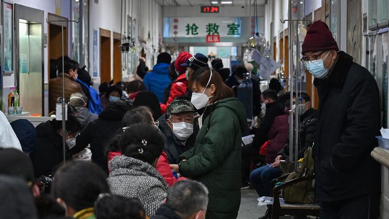 2020年1月25日，人满为患的病患在武汉市红十字会医院等待医治。 （法新社）