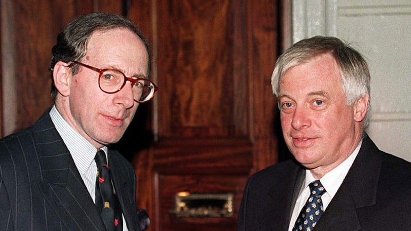 彭定康(Christopher Patten)与前英国外交大臣里夫金(Malcolm Rifkind)(左)等23国近200位全球政治人物发布联合声明,表示港版国安法是对香港自治、法治与基本自由的全面攻击,公然违反香港主权移交所依据的《中英联合声明》,是“不能容忍的” 。(法新社资料图片)