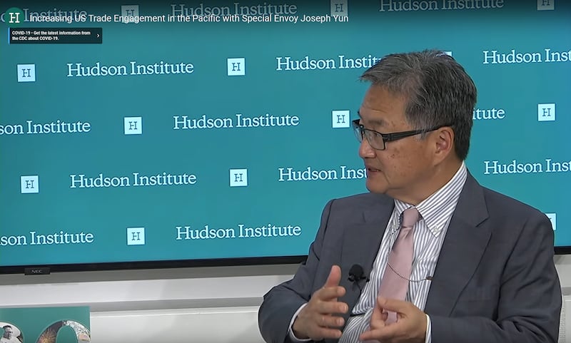 美国太平洋岛国谈判特使尹汝尚(Joseph Yun)在研讨会上指出,美国在二战后与密克罗尼西亚联邦、马绍尔群岛以及帕劳等三个太平洋岛国签署了《自由联系条约》(COFA),而美国也正在强化与上述三国的联系,以应对中国对太平洋岛国的威逼利诱。(视频截图/哈德逊研究所官网)