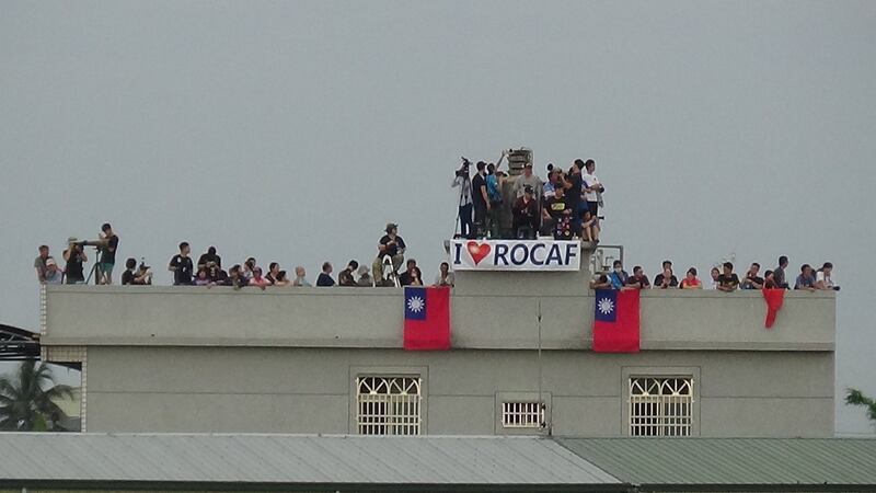 民众自备国旗和我爱空军标语为国军加油。(记者夏小华摄)