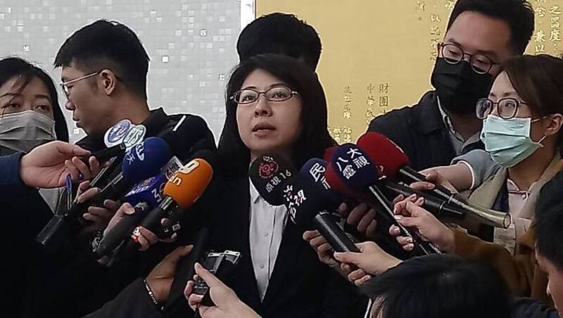 海基会发言人蔡孟君10日说明千里送药过程。（海基会提供）