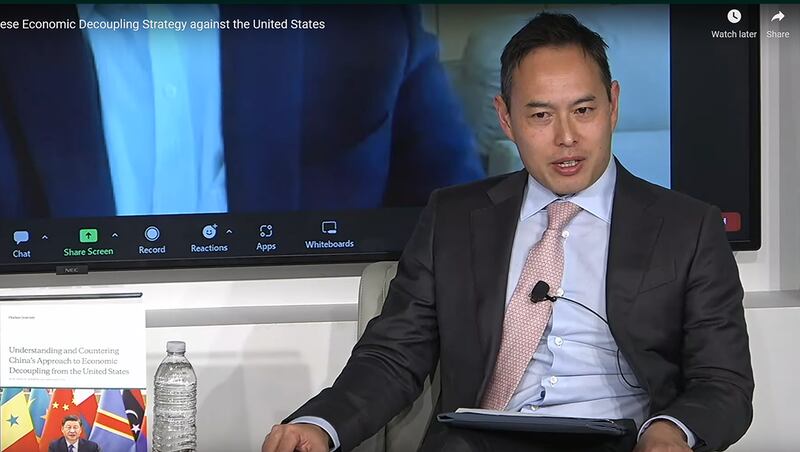 哈德逊研究所高级研究员约翰-李(John Lee)在研讨会中表示,在特朗普时期,美国政府便意识到中国对国际经济带来的危害。(视频截图)