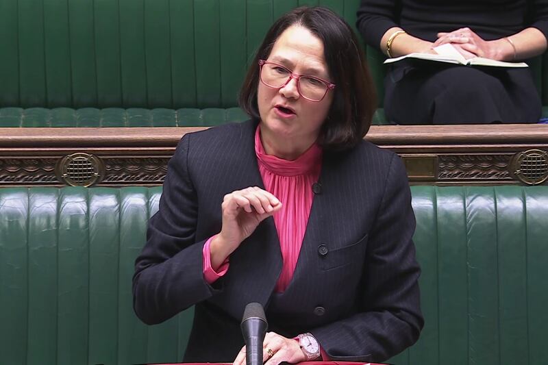 代表政府出席的外交部政務次官衛倩婷（Catherine West）直言，英國現時經濟脆弱，無可避免要透過與「不同價值觀」的國家進行貿易，令國民無須再依賴食物銀行救濟。（parliamentlive.tv 截圖）