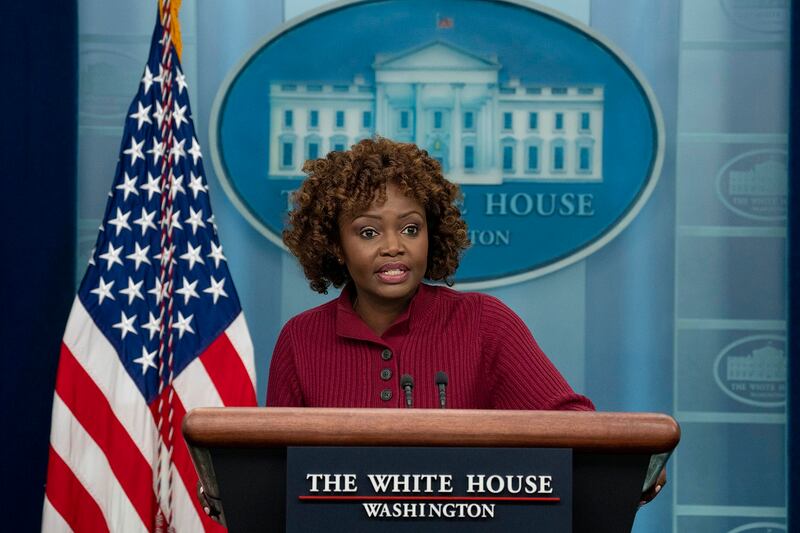 美国白宫发言人卡里娜·让-皮埃尔(Karine Jean-Pierre)在3月1日的记者会上说:“我们可以非常清楚地知道,TikTok构成了一个问题和议题。我们关注到这一点,因为它与美国的数据有关,并正在收集美国的数据。对于潜在的国家安全风险,我们已经非常、非常清楚了。”(美联社图片)