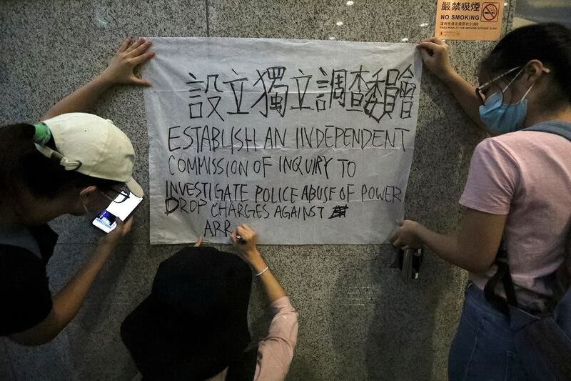 2019年6月24日,在香港的税务大楼外,抗议者要求设立独立调查委员会。(路透社)