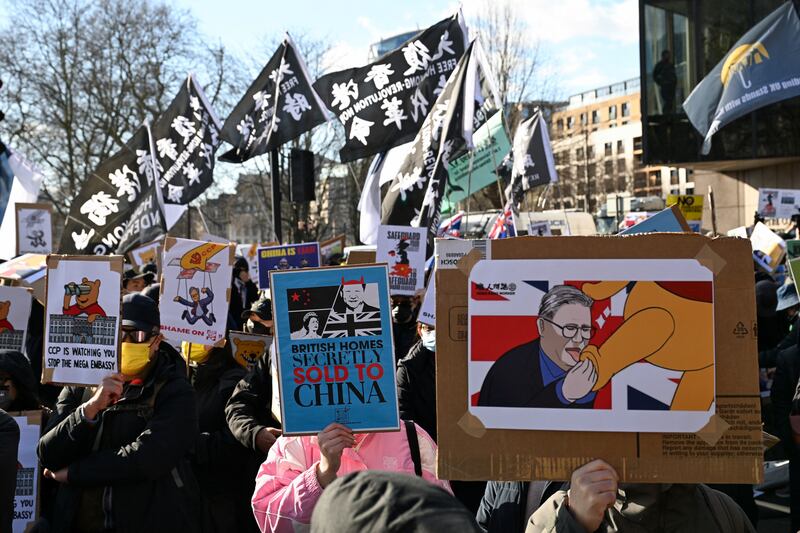 至少有24个
港人藏人
维吾尔人华人