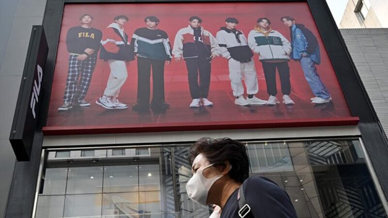 韩国流行乐队“防弹少年团”为体育用品商菲乐所做的广告。(法新社)