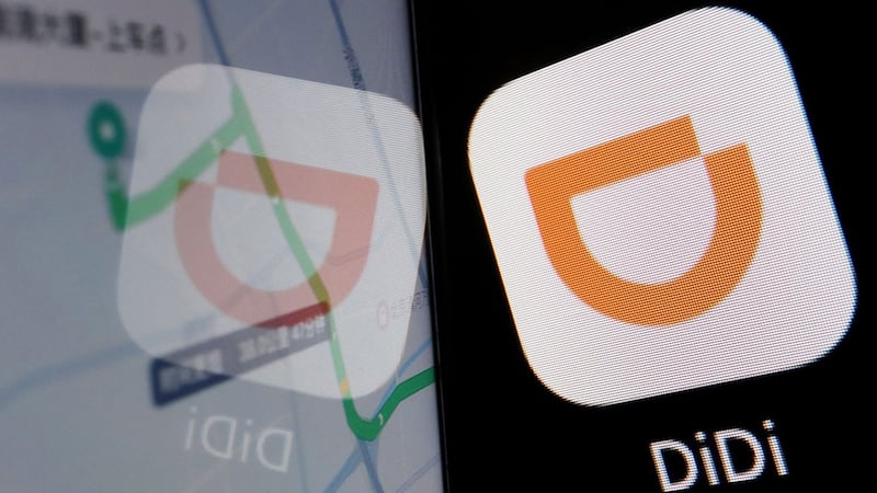 网约车滴滴的应用标志反映在其手机上显示的导航地图上。(路透社)