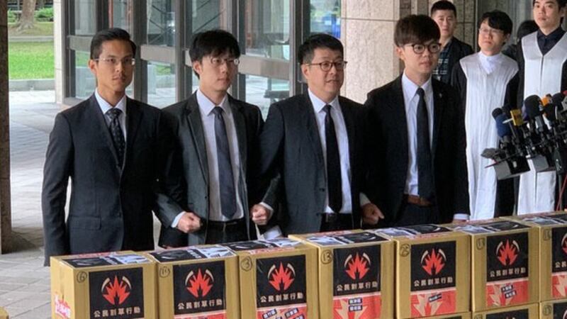 去年12月26日,“罢韩四君子”向中央选举委员会递交《罢免高雄市市长韩国瑜》的提议和理由书。(资料照、记者黄春梅摄)