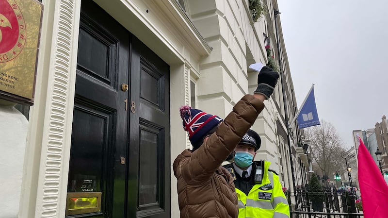在活动进行期间,香港驻伦敦经贸办内有灯光亮起,但一直没有港府代表现身。活动主办方最后在伦敦警方的监察下,把所有选票投入香港经贸办的信箱抗议。(记者邢博泓摄影)