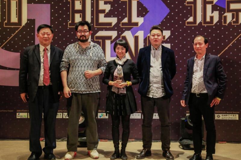 张玥(左二)获奖后出席颁奖仪式(Public Domain)