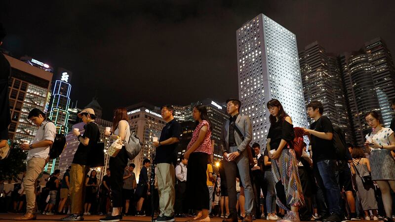 香港民众悼念反送中运动去世的抗议人士。(美联社)