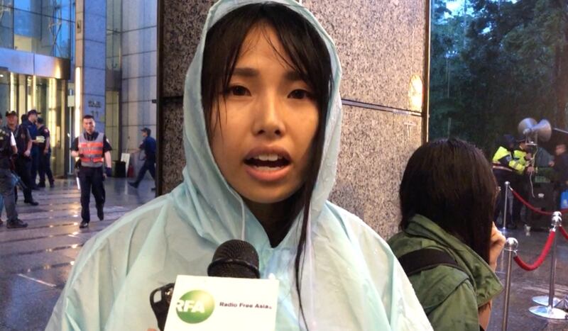 台湾艺术大学何同学呼吁香港警察跟人民站在一起。(记者夏小华摄)