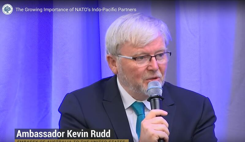 澳大利亚前总理、现任驻美大使陆克文在会上指出,国际社会当前面对跨区域的安全风险。(视频截图/美国和平研究所官网)