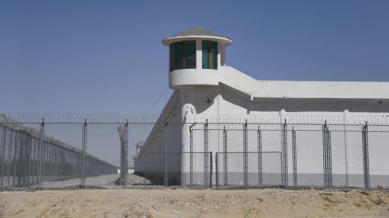 资料图片:2019年5月31日,新疆地区和田市郊一所再教育营。(法新社)