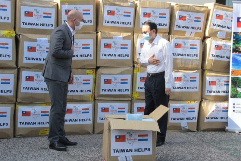 巴拉圭卫生部长马索雷尼(左)上个月18日发推文感谢台湾捐赠口罩。(图取自twitter)