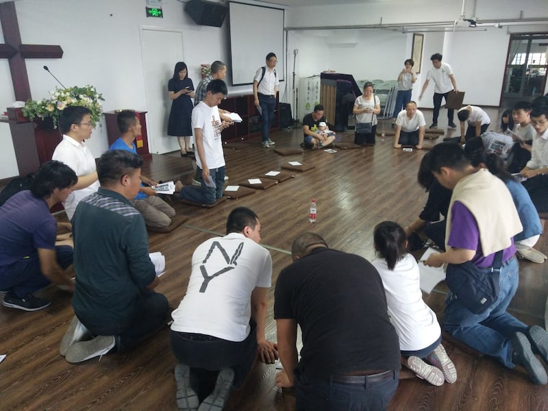 资料图片:成都秋雨圣约教会信徒为被抓的牧师王怡祷告。(志愿者提供/记者乔龙)