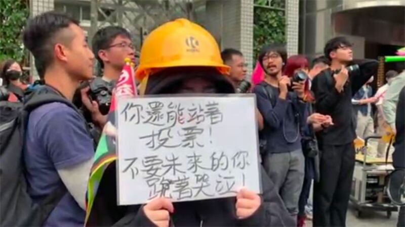 蔡英文一月大选前夕车队扫街,有上百位自香港赴台和在台港人在路上向她加油表达支持。(资料照、记者夏小华摄)