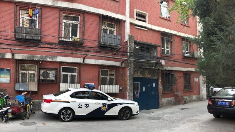北京维权人士何德普寓所门外,连日来都有民警等政府人员驻守。(何德普独家提供,拍摄日期不详)