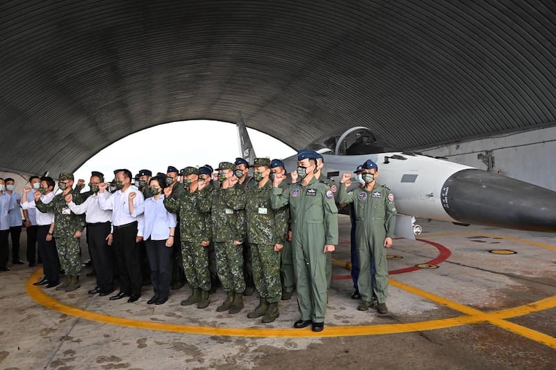 蔡英文总统30日赴离岛澎湖视察军队,并下令对中方派无人机侵扰金门应有所反制。(蔡英文脸书)