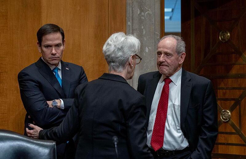 外委会首席共和党参议员吉姆·里施(Jim Risch/图右)在听证会上,也强调了美国对台援助的紧迫性。(RFA Photo/Gemunu Amarasinghe)