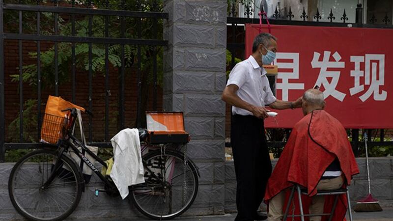 2020年7月30日北京街头防治新冠肺炎的宣传。美国最新一项民意调查显示,民众批评,中国向世界传播了新冠病毒。(美联社)