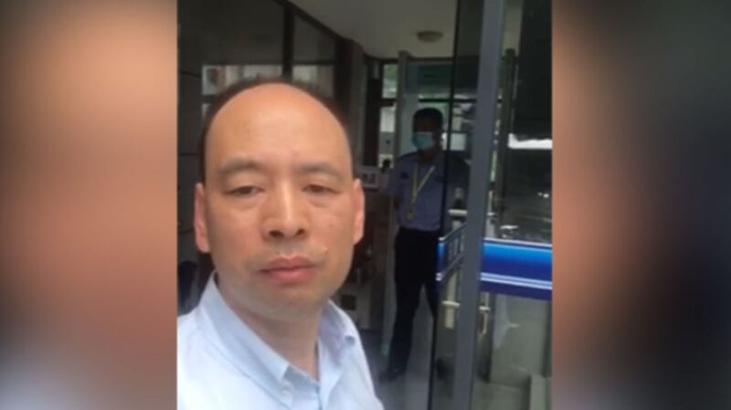 2020年9月4日,律师卢思位(图)到深圳盐田看守所试图会见其中一名偷渡港人,但徒劳无功。 (卢思位独家提供)