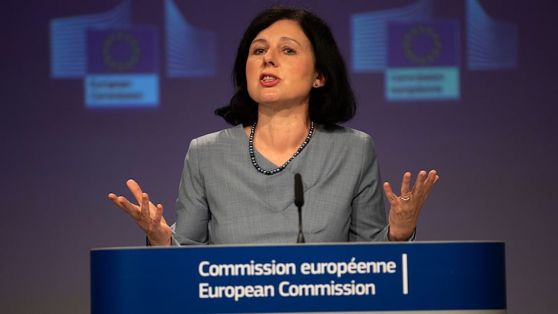 2020年6月10日,欧盟价值与透明度委员会副主席乔罗娃(Vera Jourova)表示,在病毒蔓延全球期间,来自内部及外部的不实讯息浪潮席卷欧洲。(美联社)