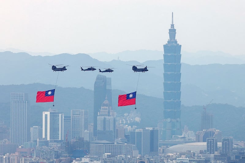 2024年5月17日,在台北总统就职典礼前夕,台湾旗帜飘扬在城市上空。(路透社)