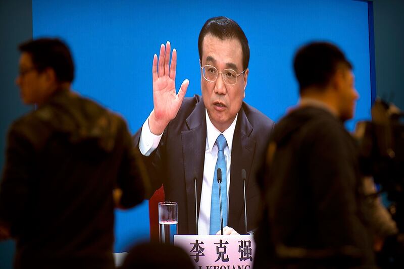 资料图片:中国国务院总理李克强于在北京人民大会堂举行的新闻发布会上发表讲话。(美联社)