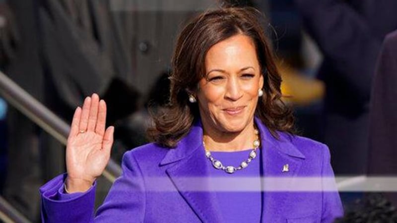 卡玛拉·哈里斯(又称贺锦丽)宣誓就任新一任的美国副总统。（AP）