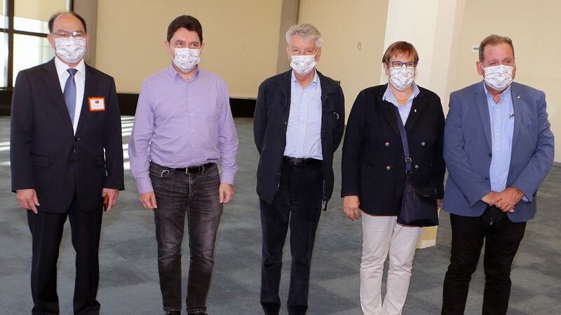 2021年10月6日法国参议院友台小组主席李察参议员((中))率代表团抵达台湾桃园机场,并与台湾外交部政务次长曾厚仁(右)合影。(法新社)