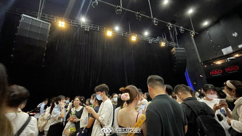 年轻歌迷们对演唱会临时取消感到失望。(微博/古亭提供)