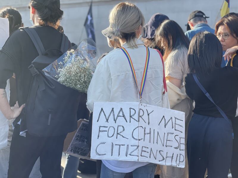 中国留学生M希望表达对过去两年的疫情防控政策、“铁链女”事件，以及李文亮医生死亡等事件的综合不满。(吕熙拍摄)