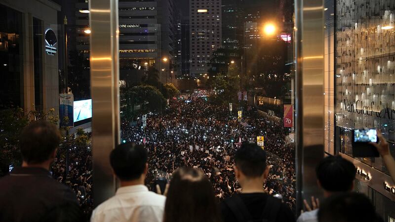 香港民众2019年10月14日在中环街头抗议(美联社)