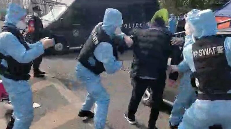 特警演习抓新型肺炎感染者。(视频截图/乔龙提供)