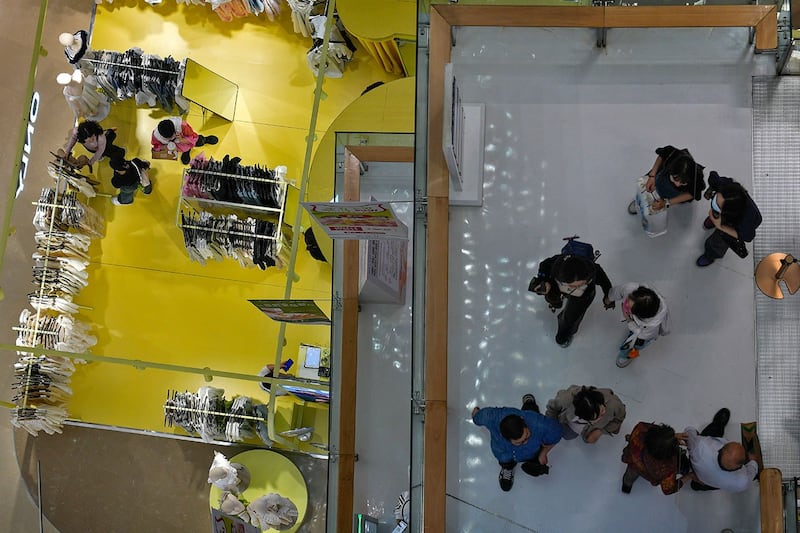 2024年5月26日，购物者在北京一家商场内选购时装。中共中央政治局6月27日开会决定举行二十届三中全会，而外界则认为该会议将主要关注经济问题。（美联社图片）